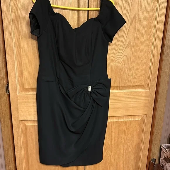 Black Off the Shoulder Evening Dress. Sz. 10/12 - Picture 11 of 11